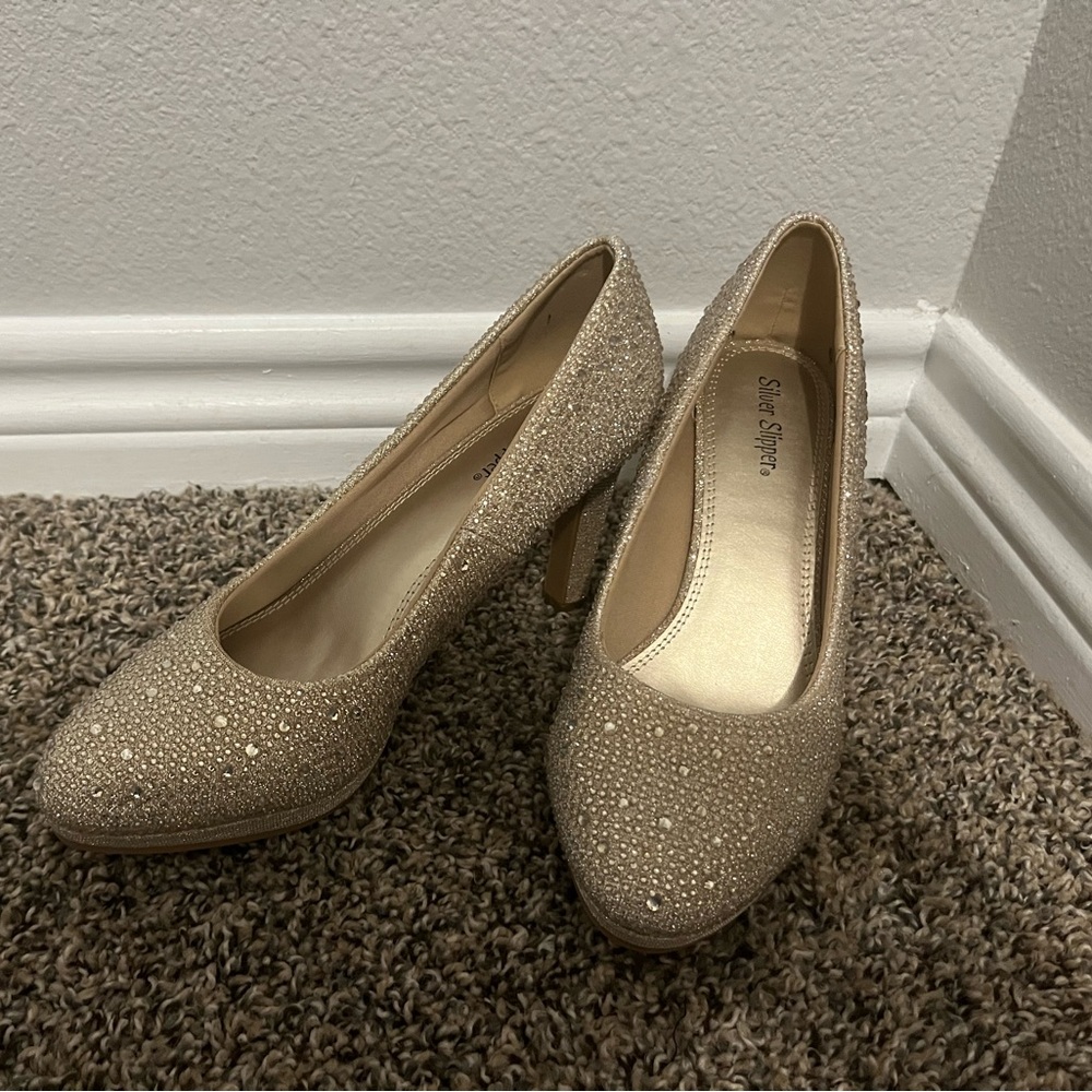 Golden sparkling shoes 🤩
Comfortable, heel 2.5 inch.